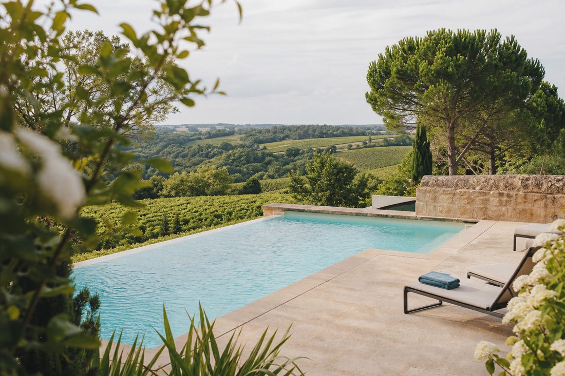 Piscine face aux vignes à Pessac (Gironde)